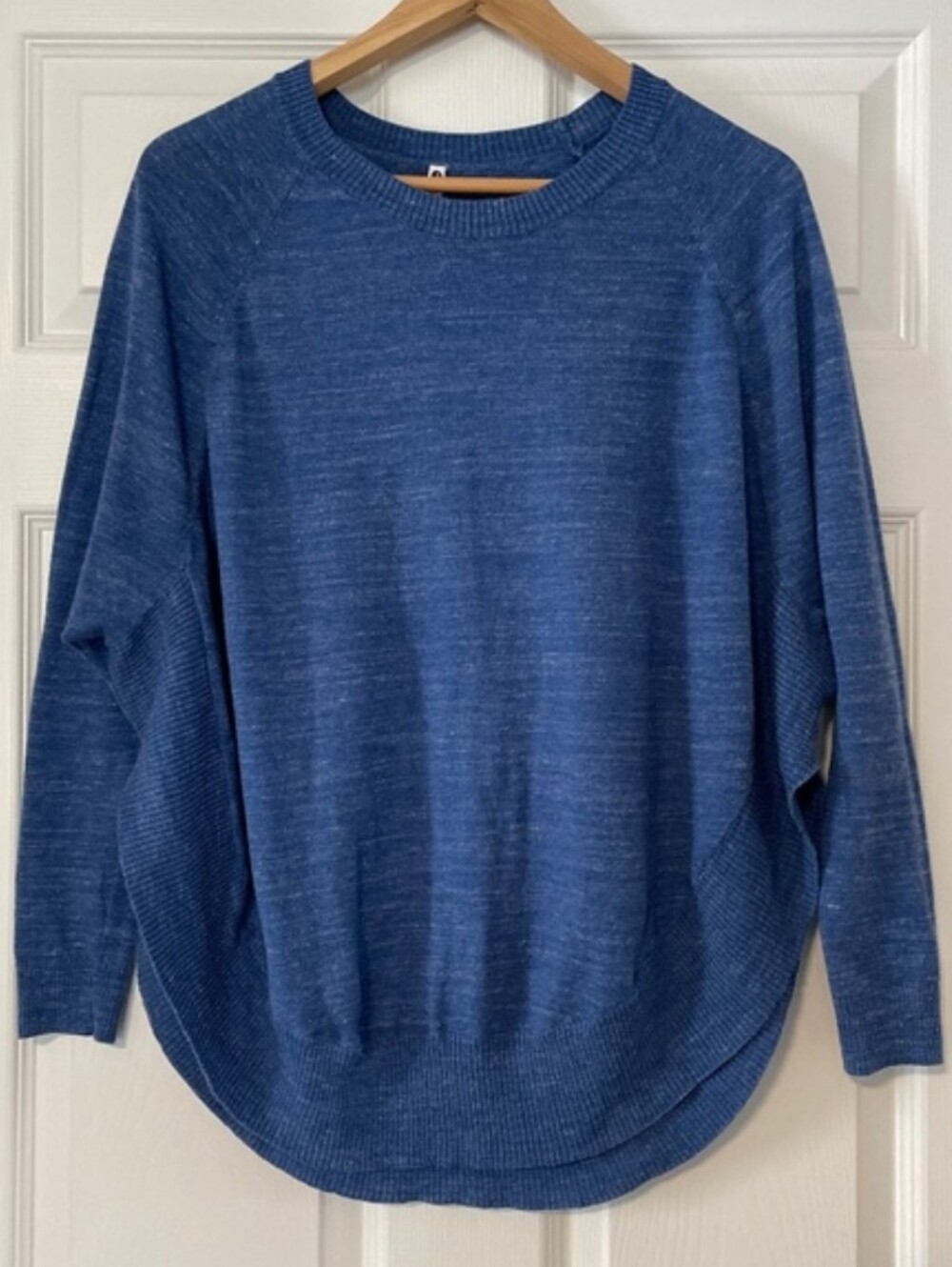 Crew neck sweater curved hem blue size small